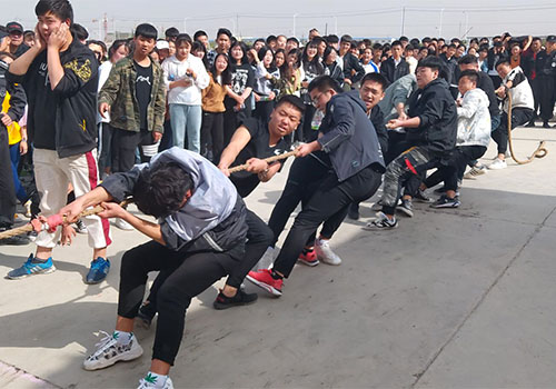 甘肃东方航空高铁学校学生拔河比赛一幕