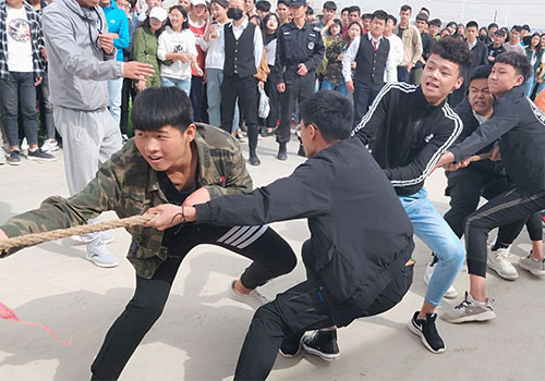 甘肃东方航空高铁学校学生拔河比赛一幕
